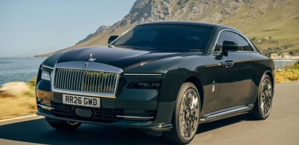 Contrairement à la Ferrari Luce, la nouvelle Rolls-Royce Spectre Series II conserve une technologie électrique « à l’ancienne »