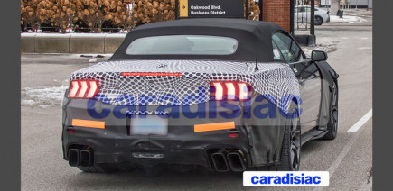 Chez Ford, en plus des Mustang Dark Horse et Mustang GTD, on prépare une Mustang GT500 qui existera en coupé et cabriolet.