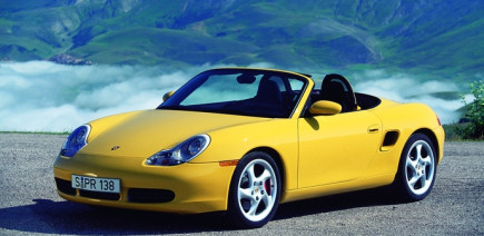 Le Porsche Boxster fête ses 30 ans à Deauville entre les planches et un bulldog
