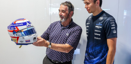 Albon va porter le casque de Mansell... pour battre l'un de ses records !