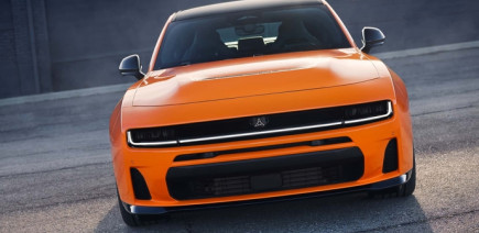 Stellantis va commercialiser l’énorme Dodge Charger américaine chez nous, en électrique et en thermique !
