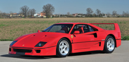 Les révolutionnaires Ferrari F40 : de la piste à la route