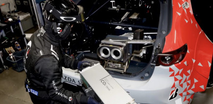 Cette Mazda capture et stocke du CO2 qu’elle émet en roulant, comment ça marche ?