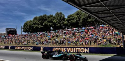 Russell fait la pole devant Hamilton à Barcelone, Leclerc dans le mur