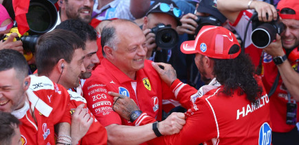 Hamilton signe sa première victoire avec Ferrari au terme d’un thriller stratégique à Barcelone