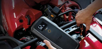 Ce démarreur portable permet de redémarrer sa voiture en quelques secondes quand la batterie tombe à plat