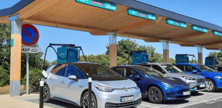 L’État s’impose le 100 % électrique pour mieux le faire accepter aux autres