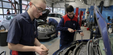 Pour quelles raisons les garagistes sont-ils submergés avant les départs en vacances ?