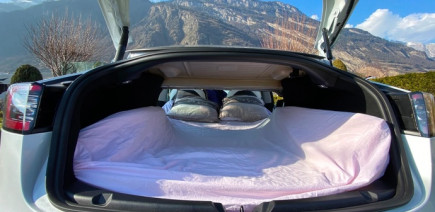 « C’est moins cher que l’hôtel » : peut-on vraiment dormir dans sa Tesla pour fuir la canicule ?