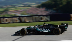 Un vendredi contrasté chez Mercedes F1 : Antonelli domine, Russell a 'des soucis'