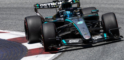 Russell poleman controversé après le crash de Verstappen