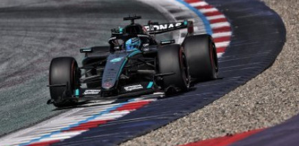Russell signe la pole du GP d'Autriche devant les Ferrari, crash de Verstappen