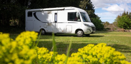 Camping sophistiqué, halte chez l’habitant ou en pleine nature ? La chasse aux spots de l’été est ouverte pour les fans de la vanlife
