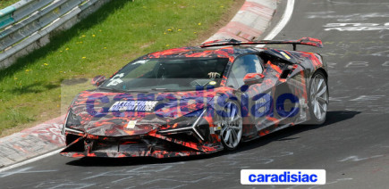 Avec son camouflage particulier et l’inscription sur son capot avant, la future Lamborghini Revuelto SV ne passe pas inaperçue
