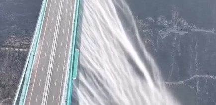 Ce pont chinois devient par accident avec sa cascade une attraction touristique