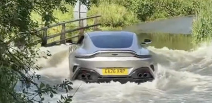 Comment détruire son Aston Martin Vantage en un instant sans même la crasher