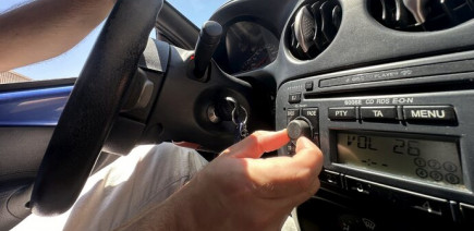 Pourquoi baisse-t-on le volume de la radio au moment de faire un créneau ?