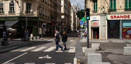 Petit à petit, les voitures refont leur nid dans le centre-ville de Lyon