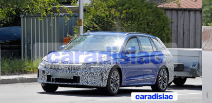 Alors que l’on attend l’arrivée d’un break électrique chez Skoda, la marque tchèque prépare un deuxième restylage de son Octavia Combi.