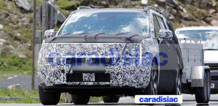 La marque coréenne Hyundai prépare un restylage de son grand SUV Hyundai Santa Fe. Ce lifting de mi-carrière devrait être conséquent !
