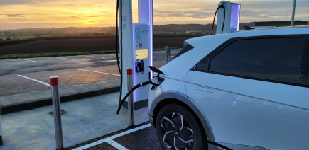 Vacances : les longs trajets ne font plus peur aux conducteurs de voitures électriques