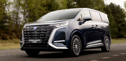 Denza D9 : un luxueux monospace 7 places capable de rouler 210 km en électrique et de délivrer 353 ch en hybride !