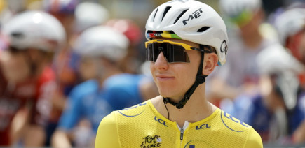 Au Tour de France, Tadej Pogacar roule plus vite qu’une voiture !