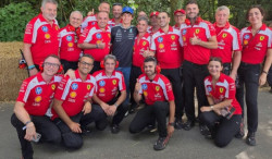 Mercedes chambre Ferrari avec une photo de Kimi Antonelli au Festival de Goodwood