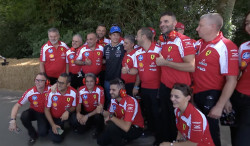 Image - Kimi Antonelli pose avec l'équipe Ferrari