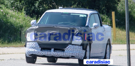 Camouflage enveloppant pour le futur Ford pick-up EV. Un véhicule électrique qui sera en vente aux Etats-Unis mais aussi en Europe l’an prochain.