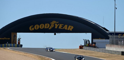 Il vient au Mans pour suivre Le Mans Classic, puis laisse un avis sur Booking en se plaignant du bruit à l’hôtel