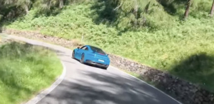Un cycliste à fond percute une Porsche en oubliant les lois de la physique et fait son mea-culpa