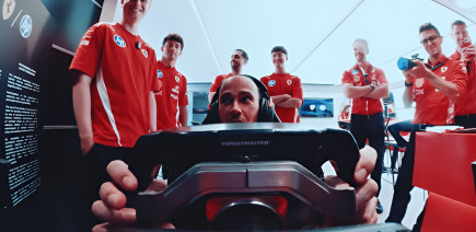 Hamilton donne une leçon aux pilotes e-sport Ferrari sur F1 25