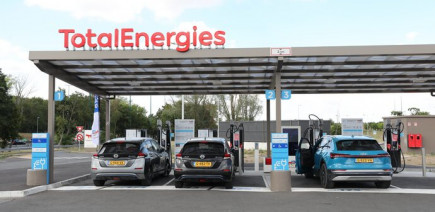Sur l’autoroute A89 ce week-end, les automobilistes ont dû attendre longtemps pour les bornes de charge rapide