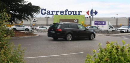 Pourquoi Carrefour interdit l’accès aux voitures électriques sur certains de ses parkings