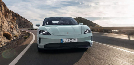 Suspense sur la taxe kilométrique pour les voitures électriques, Porsche qui quitte Volkswagen pour Xpeng et termine le Taycan, une Zoé qui prend feu pendant la charge et la France qui dépasse les bornes… Bienvenue dans Regen n°77