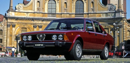 Cette berline italienne est très banale mais elle a inauguré un V6 fantastique !