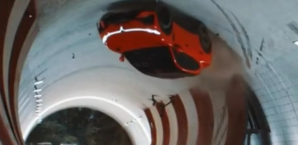 La tentative de looping en gros SUV électrique chinois a d’abord été une catastrophe avant de réussir