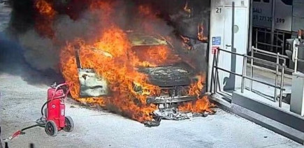 Deux feux de voitures thermiques au même péage à quelques jours d’intervalle