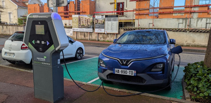 Câble de recharge : faut-il d’abord se brancher côté voiture électrique ou côté borne ?