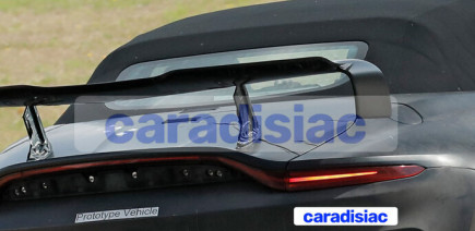 Après avoir vu en essai des prototypes de la future Aston Martin Vantage RS, voici qu’arrive sur le Nürburgring, la version roadster de cette auto.