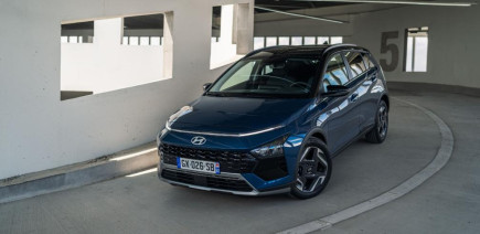 Hyundai Bayon (2027) : fini les rondeurs, voici les premières images de la seconde génération du SUV coréen