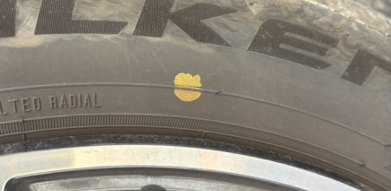 Mais que signifie ce petit point jaune sur nos pneus ?