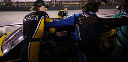 Un accrochage en piste dégénère en bagarre entre deux pilotes de NASCAR