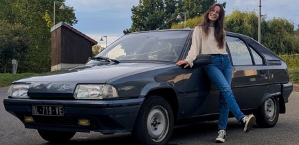 Jeune fan de Citroën, Maeva pose fièrement devant sa BX qui lui a donné tant de fil à retordre