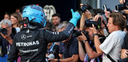 George Russell en pole position à Bakou, Kimi Antonelli dans le mur !