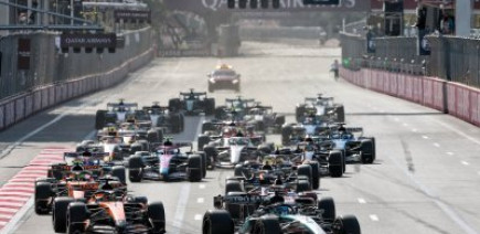 Russell gagne le GP d'Azerbaïdjan malgré les attaques de Verstappen, Hadjar sur le podium