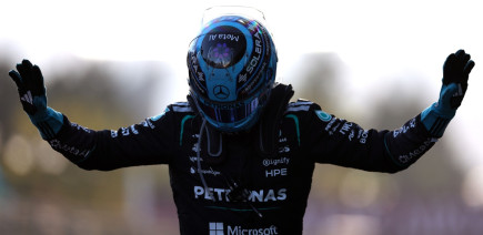 Russell résiste à Verstappen pour l'emporter à Bakou, Hadjar sur le podium !