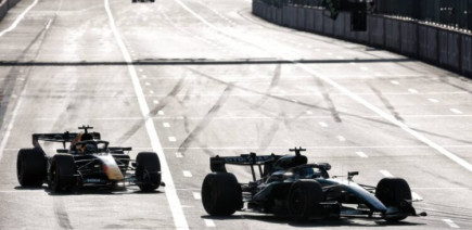 Russell résiste à Verstappen pour 0,196 seconde à Bakou, Hadjar sur le podium