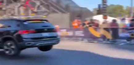 Canada : Une voiture arrive à toute allure sur le championnat du monde de cyclisme, le pilote exclu